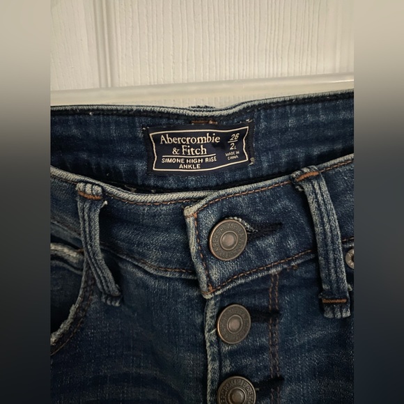 Abercrombie and Fitch High Rise Ankle Jean. Size 26 (2), Long. - Picture 3 of 4